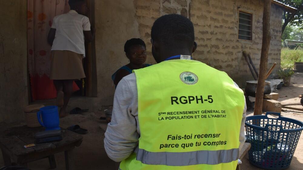 UN AGENT RECENSEUL EN TRAIN D'ENROLER UN MENAGE A ATAKPAME