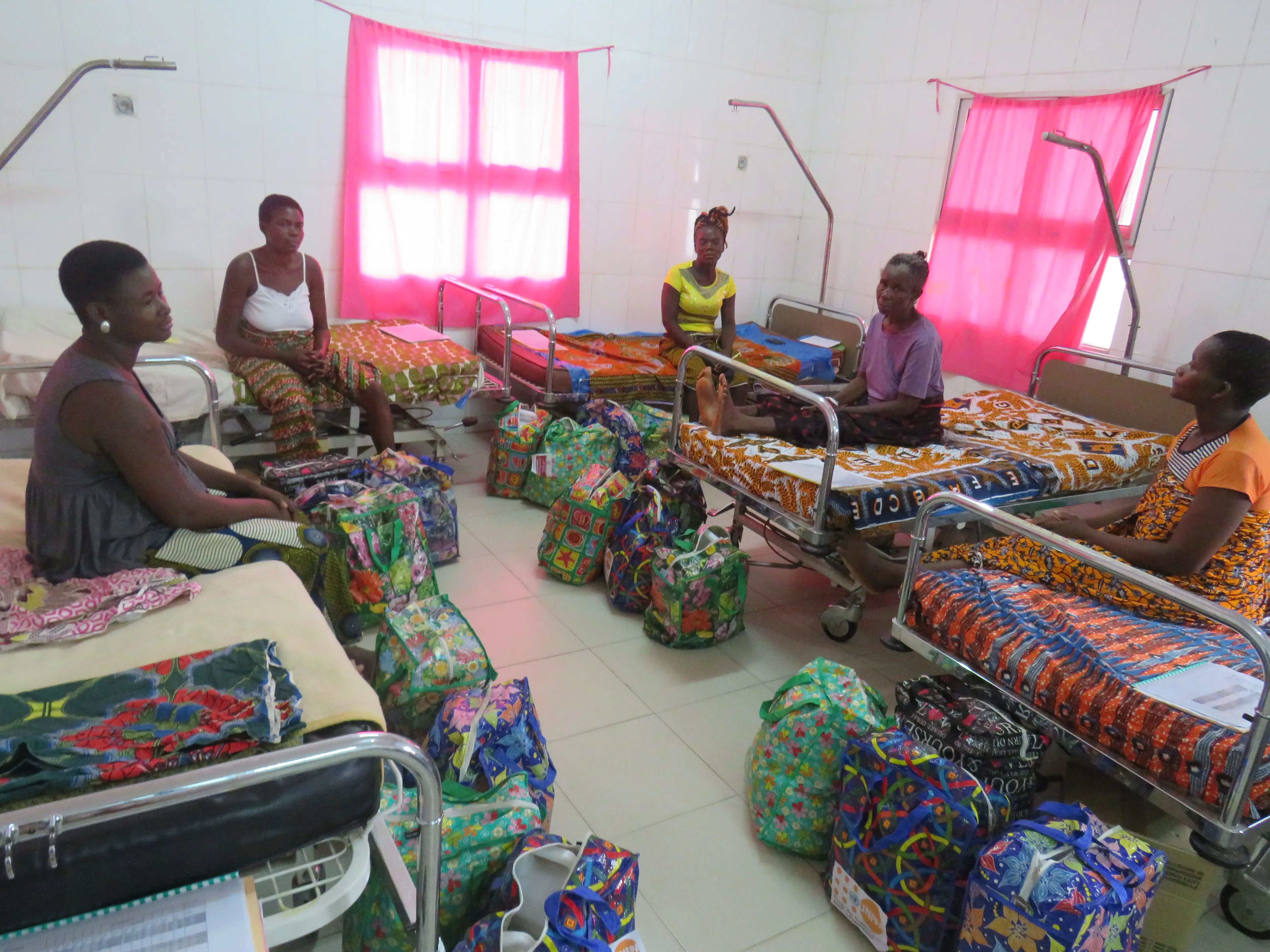 CAMPAGNE DE CURE DE FISTULES OBSTETRICALES AU TOGO UNFPA TOGO et ZONTA CLUB Lomé Millénium redonnent sourire et dignité aux femmes réparées de la campagne 2019